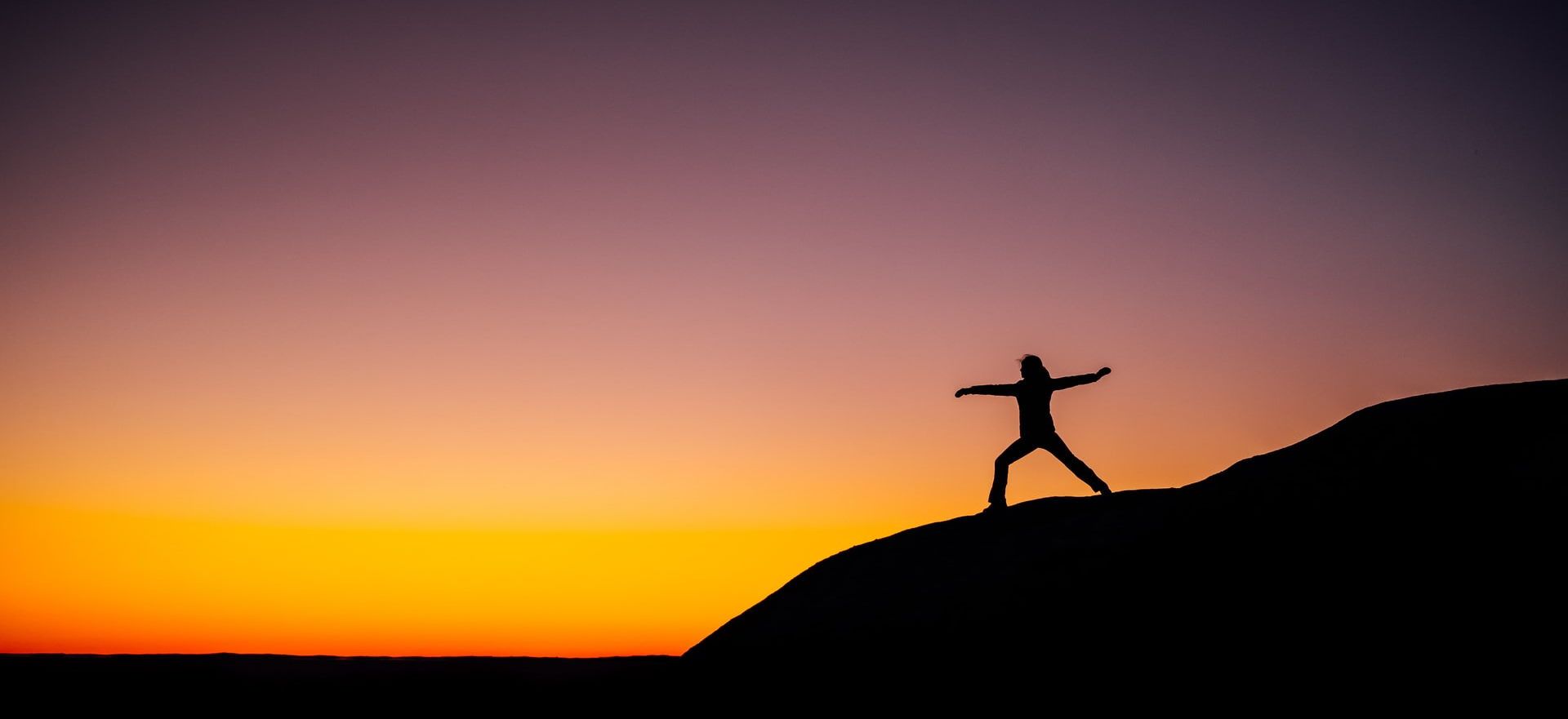 Persoana care se intinde la soare