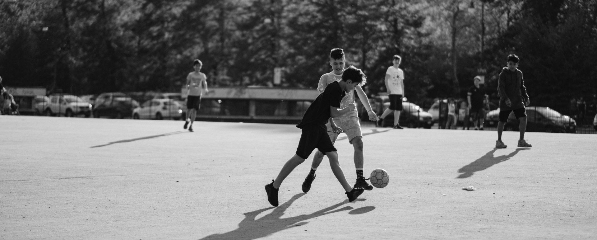 Copii jucandu-se football Copii jucandu-se football