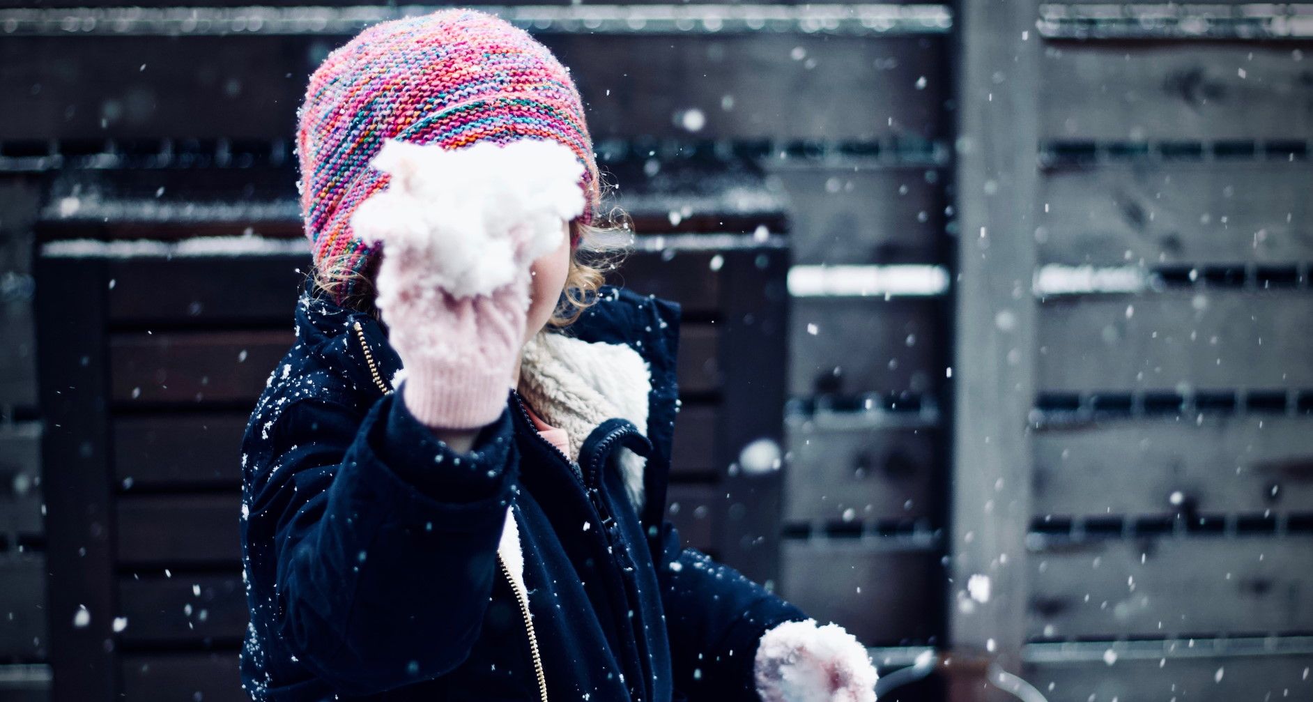 Copil jucanduse cu zapada Copil jucanduse cu zapada